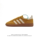 阿迪达斯 Adidas Handball Spezial 三叶草学院风复古休闲板鞋 德训鞋 橡胶底柔软皮革经典运动鞋板鞋。圆头、缝合拼接设计、正面绑带、鞋舌部位