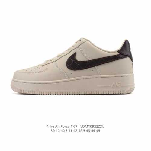 耐克 Nike Air Force 1 '07 Low 空军一号含气垫 低帮百搭厚底增高休闲运动板鞋。柔软、弹性十足的缓震性能和出色的中底设计，横跨复古与现代的