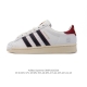 阿迪达斯 Adidas Superstar 三叶草经典贝壳头系列 新款休闲板鞋潮流男女士运动鞋 。鞋面柔软皮革材质 标志性的贝壳鞋头，锯齿三条纹，简约的线条。就