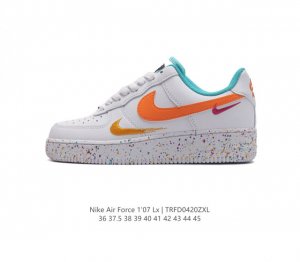 耐克 Nike Air Force 1 '07 Low 空军一号含气垫 低帮百搭厚底增高休闲运动板鞋。柔软、弹性十足的缓震性能和出色的中底设计，横跨复古与现代的