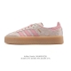 Adidas 阿迪达斯 女款运动鞋 三叶草Samba Velentine 休闲鞋 德训鞋 复古板鞋经典运动鞋。一款阿迪达斯的Samba面包鞋，该鞋具有厚实的用料
