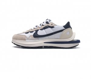耐克 Sacai X Nike Vaporwaffle 华夫三代 走秀重磅联名款运动鞋 鞋款由pegasus与vaporfly两款鞋型的设计元素共同构建 鞋身材