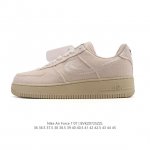 真标 带半码 耐克Nike Air Force 1 Low 空军一号帆布织物低帮百搭休闲运动板鞋。柔软、弹性十足的缓震性能和出色的中底设计，横跨复古与现代的外型
