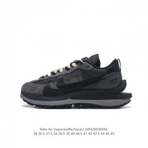 耐克 Sacai X Nike Vaporwaffle 华夫三代3.0 走秀重磅联名款运动鞋 。鞋款由pegasus与vaporfly两款鞋型的设计元素共同构建