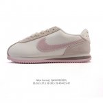 Nike Classic Cortez Nylon 耐克阿甘鞋女子运动鞋。秉承元年款经典风格，糅合防水鞋面设计，令双足保持干爽舒适。防水锦纶鞋面强势抵御风雨侵袭