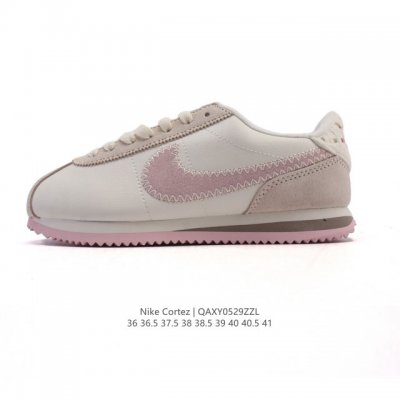 Nike Classic Cortez Nylon 耐克阿甘鞋女子运动鞋。秉承元年款经典风格，糅合防水鞋面设计，令双足保持干爽舒适。防水锦纶鞋面强势抵御风雨侵袭