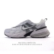 nike 耐克 V2K Run 减震防滑 复古低帮运动跑步鞋 超火复古跑鞋，采用太空革组合呼吸网眼布鞋面材质，搭载正确4层组合底模，嵌入Tpu加固稳定模块,双层