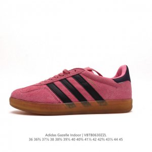 阿迪达斯 Adidas Originals Gazelle Indoor 复古三叶草防滑透明橡胶板鞋经典运动鞋。这款经典鞋,忠于原版设计,缀撞色三条纹和鞋跟饰片