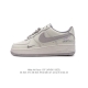 耐克 Nike Air Force 1 '07 Low 空军一号含气垫 低帮百搭厚底增高休闲运动板鞋。柔软、弹性十足的缓震性能和出色的中底设计，横跨复古与现代的