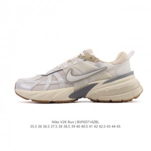 公司级 Nike 耐克 V2K Run 减震防滑 复古低帮运动跑步鞋 超火复古跑鞋，采用太空革组合呼吸网眼布鞋面材质，搭载正确4层组合底模，嵌入Tpu加固稳定模
