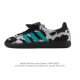 阿迪达斯 Adidas Wb Pony Tonal Samba 运动板鞋 牛奶印花毛绒织物鞋面 大鞋舌 经典三叶草与德训鞋结合 复古种草。 年，是阿迪达斯Sam