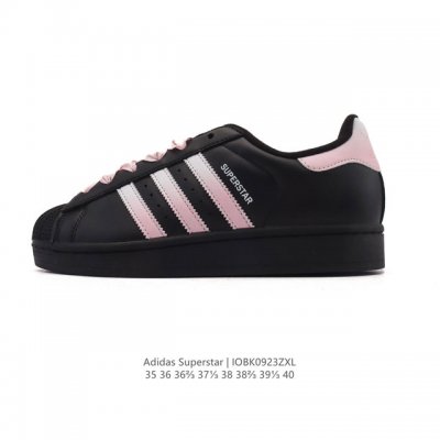 阿迪达斯 Adidas Superstar 2025年新款鞋子 经典贝壳头系列 新款休闲板鞋潮流女士运动鞋 。鞋面皮革拼接材质 标志性的贝壳鞋头，简约的线条。就