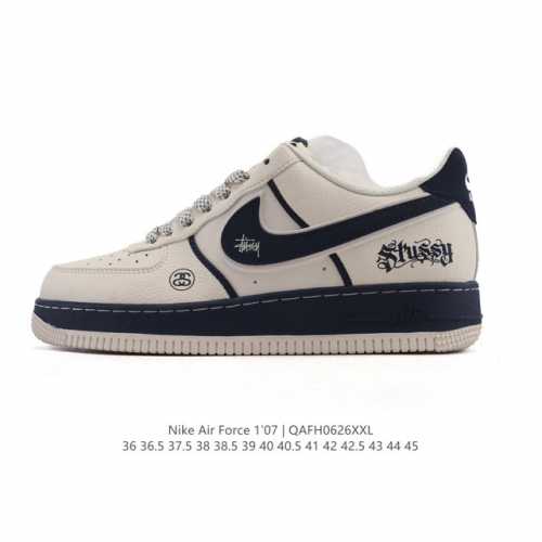 公司级 耐克 Nike Air Force 1 '07 Low 空军一号含气垫 小白鞋 低帮百搭厚底增高休闲运动板鞋。柔软、弹性十足的缓震性能和出色的中底设计，