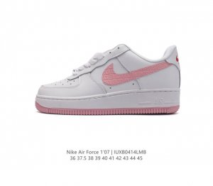 二层皮 耐克 Nike Air Force 1 '07 Low 空军一号含气垫 低帮百搭厚底增高休闲运动板鞋。柔软、弹性十足的缓震性能和出色的中底设计，横跨复古