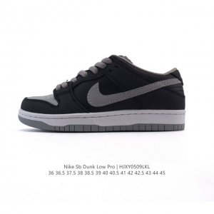 耐克 Nike Sb Dunk Low Pro 男女同款运动鞋复古板鞋。采用柔软皮革鞋面，经久耐穿，塑就如元年款 Dunk 般的复古质感。鞋头透气孔，搭配鞋口和