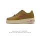 耐克 Nike Air Force 1 '07 Low 空军一号含气垫 低帮百搭厚底增高休闲运动板鞋。柔软、弹性十足的缓震性能和出色的中底设计，横跨复古与现代的