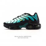 Nike 耐克 男子休闲鞋气垫缓震跑步鞋 Air Max Plus 运动鞋 造型超讨喜！鞋面以帆布和织物材质包裹，保证了轻薄透气，更适合夏季穿着。鞋侧 鱼骨 形
