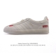 公司级 阿迪达斯 Adidas 中性三叶草Gazelle系列休闲鞋男女经典运动鞋，鞋身柔软皮革材质和简单百搭的特点，让 Gazelle 一直活跃在街头。T字鞋头