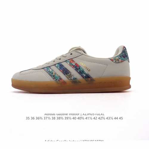 公司级 阿迪达斯 Adidas Originals Gazelle Indoor复古三叶草防滑透明橡胶板鞋经典运动鞋。这款经典鞋,忠于原版设计,缀撞色三条纹和鞋