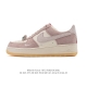 耐克 Nike Air Force 1 '07 Low 空军一号含气垫 低帮百搭厚底增高休闲运动板鞋。柔软、弹性十足的缓震性能和出色的中底设计，横跨复古与现代的