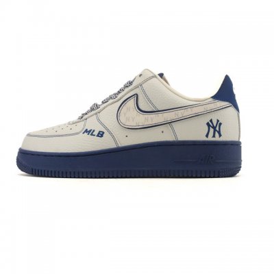 耐克 Nike Air Force 1 '07 Low 空军一号含气垫 低帮百搭厚底增高休闲运动板鞋。柔软、弹性十足的缓震性能和出色的中底设计，横跨复古与现代的