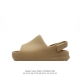 童鞋 阿迪达斯 Adidas YEEZY SLIDE 儿童经典运动凉拖鞋 沙滩鞋 时尚厚底增高一字拖鞋。YEEZY SLIDE椰子凉拖鞋的外观十分吸引人，融合了