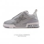 Lv Skate Sneaker 路易威登 2025年新款运动板鞋 蛇年限定 春夏秀场初次亮相，此次以粒面牛皮革焕新呈现。加垫鞋领和鞋舌援引滑板鞋设计，科技鞋带