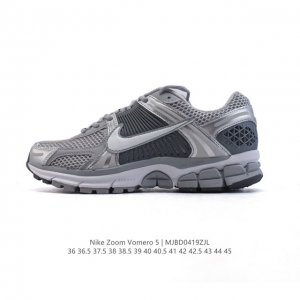 公司级 Nike 耐克夏季 Zoom Vomero 5 运动鞋休闲训练跑步鞋。Nike Zoom Vomero 5 男女子运动鞋妥帖包覆足部，提供透气支撑效果。