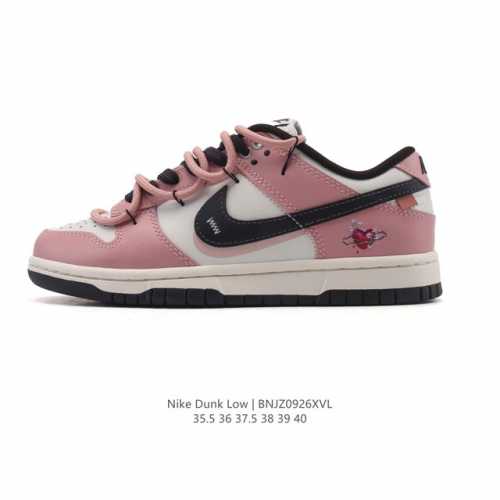 耐克 Nike Dunk Low Retro 运动鞋复古板鞋 解构绑带 双鞋带，作为 80 年代经典篮球鞋款，起初专为硬木球场打造，后来成为席卷街头的时尚标杆，
