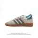 阿迪达斯 Adidas Handball Spezial 三叶草学院风复古休闲板鞋 德训鞋 橡胶底柔软皮革经典运动鞋板鞋。圆头、缝合拼接设计、正面绑带、鞋舌部位