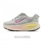 耐克 Nike Vomero 18 厚底增高老爹运动跑步鞋。全新 Vomero 提供比以往更多的緩衝效能以及該系列有史以來最高的鞋底高度，結合 Nike 的 Z