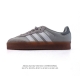 Adidas 阿迪达斯 男女款运动鞋 三叶草Samba Velentine 休闲鞋 德训鞋 复古板鞋经典运动鞋。一款阿迪达斯的Samba面包鞋，该鞋具有厚实的用