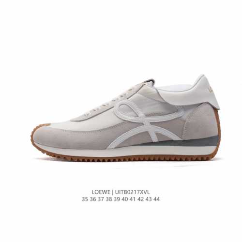新品公司级 Loewe 罗意威 Ballet Runner 皮革 简约圆头 系带 低帮 运动休闲鞋这双鞋是Loewe新发布的Ballet Runner ，被誉为