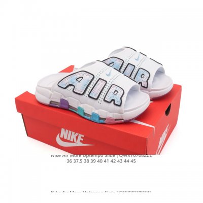 耐克 Nike Air More Uptempo Slide皮蓬拖鞋 休闲沙滩鞋 家居拖鞋 以流行于街头的涂鸦文化为设计灵感，整体的设计风格夸张而充满魅力，厚实