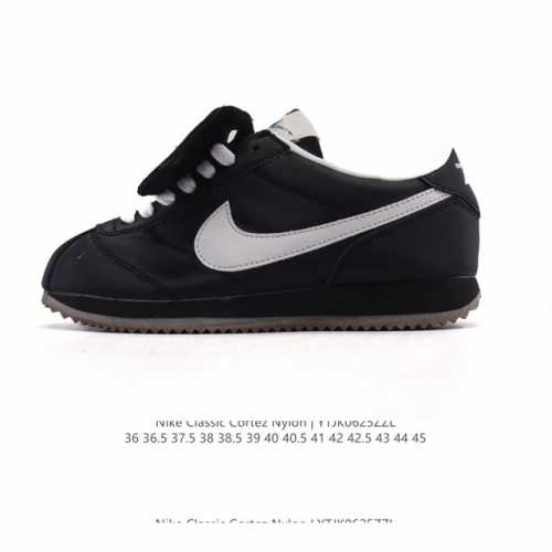 Nike Classic Cortez Nylon 耐克阿甘鞋 超大鞋舌 男女子运动鞋，秉承元年款经典风格，糅合防水鞋面设计，令双足保持干爽舒适。防水锦纶鞋面强