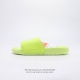 斯图西联名款stussy X Nike Benassi 拖鞋 一字拖男女凉拖鞋沙滩鞋 一直广受青睐的nike Sportswear 主打单品搭载了独具特色的鞋款