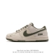 耐克 Nike Dunk Low Retro 运动鞋经典复古板鞋。作为 80 年代经典篮球鞋款，起初专为硬木球场打造，后来成为席卷街头的时尚标杆，现以经典细节和