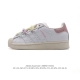 阿迪达斯 新款 Adidas Superstar 三叶草 经典贝壳头系列 新款休闲板鞋潮流男女士运动鞋 。鞋面柔软皮革材质 标志性的贝壳鞋头，锯齿三条纹，简约的