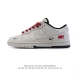 公司级 耐克 Nike Dunk Low Retro 运动鞋 2025年新款 经典复古板鞋 。作为 80 年代经典篮球鞋款，起初专为硬木球场打造，后来成为席卷街