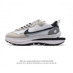 耐克 Sacai X Nike Vaporwaffle 华夫三代3.0 走秀重磅联名款厚底增高运动鞋 。鞋款由Pegasus与Vaporfly两款鞋型的设计元素