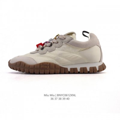 新款公司级 Miu Miu 女鞋 2025Ss 时尚潮柔软皮革织物拼接鞋面 休闲运动板鞋，所有细节都跟柜上一致：包括鞋面面料，刻印Logo，鞋底材质，楦头鞋型，