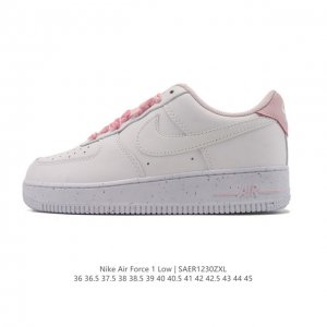 耐克 Nike Air Force 1 '07 Low 空军一号含气垫 低帮百搭厚底增高休闲运动板鞋。柔软、弹性十足的缓震性能和出色的中底设计，横跨复古与现代的