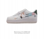 二层皮 耐克 Nike Air Force 1 '07 Low 空军一号含气垫 低帮百搭厚底增高休闲运动板鞋。柔软、弹性十足的缓震性能和出色的中底设计，横跨复古
