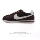 Nike Classic Cortez Nylon 耐克阿甘鞋男女子运动鞋。秉承元年款经典风格，糅合防水鞋面设计，令双足保持干爽舒适。防水锦纶鞋面强势抵御风雨侵