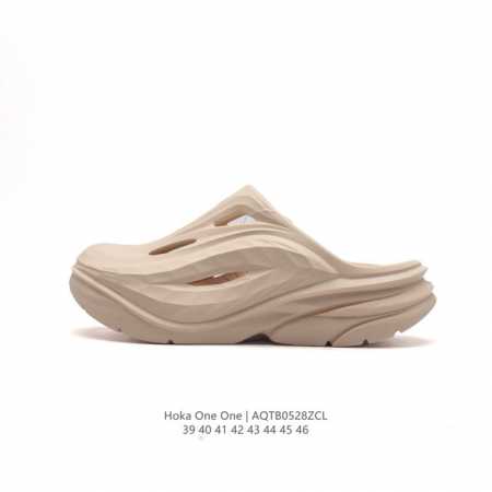 Hoka One One 夏季沙滩拖鞋 洞洞鞋 包头凉拖鞋 一体成型 一字拖厚底增高踩屎感凉拖鞋。Hoka在超厚中底方面的积累 让它跑在了其他厂商的前面 推出的 - 点击图像关闭
