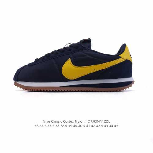 Nike Classic Cortez Nylon 耐克阿甘鞋男女子运动鞋。秉承元年款经典风格，糅合防水鞋面设计，令双足保持干爽舒适。防水锦纶鞋面强势抵御风雨侵