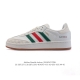 公司级 阿迪达斯 Adidas Originals Gazelle Indoor 复古三叶草防滑透明橡胶板鞋经典运动鞋。这款经典鞋,忠于原版设计,缀撞色三条纹和