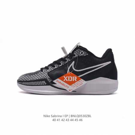 Wnba 球星sabrina Ionescu 的签名鞋nike Sabrina 1 篮球鞋正式发布 这双鞋定位是中性，并不限定于女子款式。低帮设计，鞋面材质选取 - 点击图像关闭