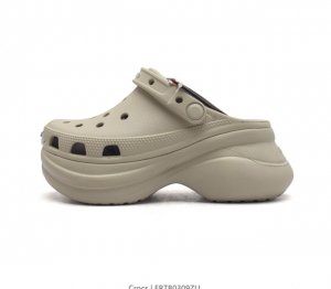 Crocs 沙滩洞洞鞋 女鞋 卡骆驰杨幂同款 厚底增高凸显大长腿沙滩鞋 选择尺码时 建议选大一码 脚感更舒适 这款没有鞋盒 类型 女鞋 尺码 34-40 编码