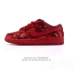 公司级 耐克Nike Dunk Low 板鞋 Sb系列 亮片鞋面 2025年新款红色 印花鞋面 经典百搭休闲运动板鞋加厚鞋舌的填充，使舒适性大大提升，同时也更方